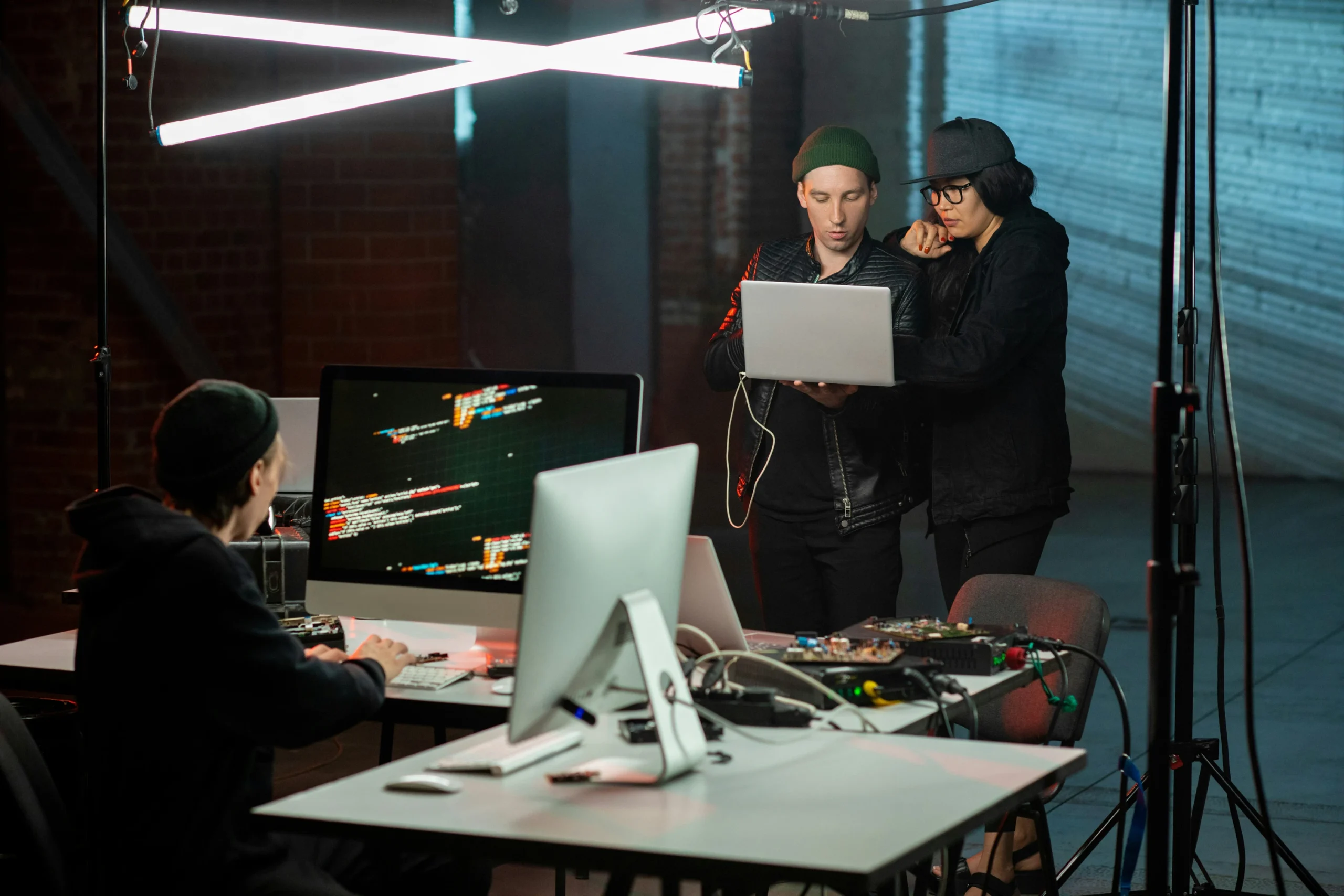getty-images-qF3NvCxTCsM-unsplash Two creatives in a studio planning